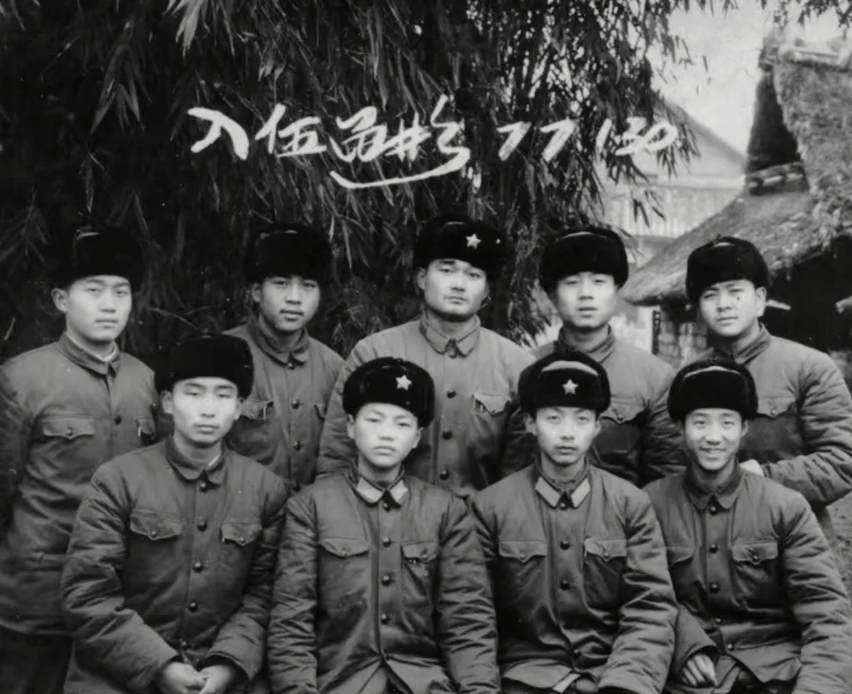 1977年在新兵连与来自军队干部子弟的新兵战友们合影