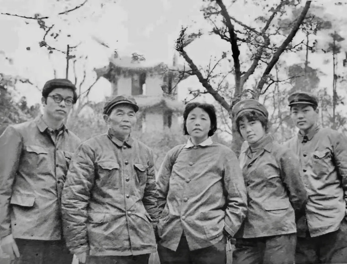1979年和家人合影，左起哥章家瑞、父亲章锡来、母亲冯淑英、姐章雪萍、东方腾弘