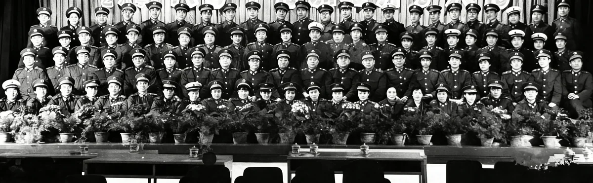 1987年，在北京解放军艺术学院同学合影（最上排的右边起第五位是东方腾弘）