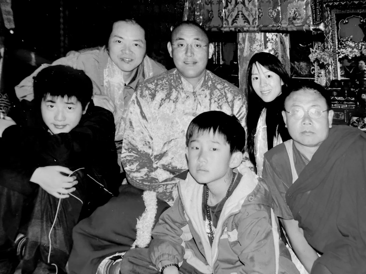 2005年，在四川甘孜德格藏区与希阿荣博上师合影。左起上排：章丰瀚、东方腾弘、希阿荣博上师、张静初、慈诚敬美