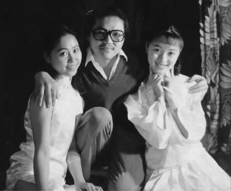 1995, Dongfang Tenghong creating in Beijing with actress Wu Yue (right)