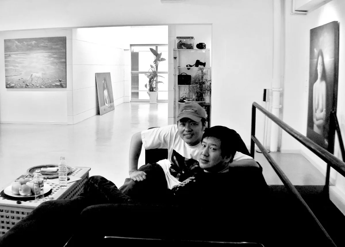 2009, Zhou Chunya visiting Dongfang Tenghong's studio