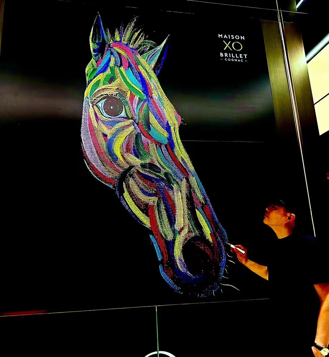 东方腾弘生命图腾系列大型彩绘与Maison XO Brillet联合展示