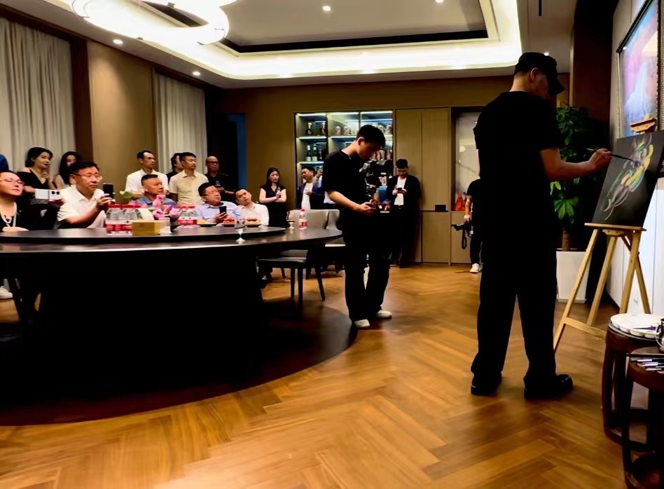 东方腾弘在品鉴展现场进行艺术讲演